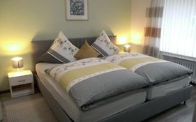 Nähe Nürburgring in Quiddelbach, Gästezimmer mit Lounge